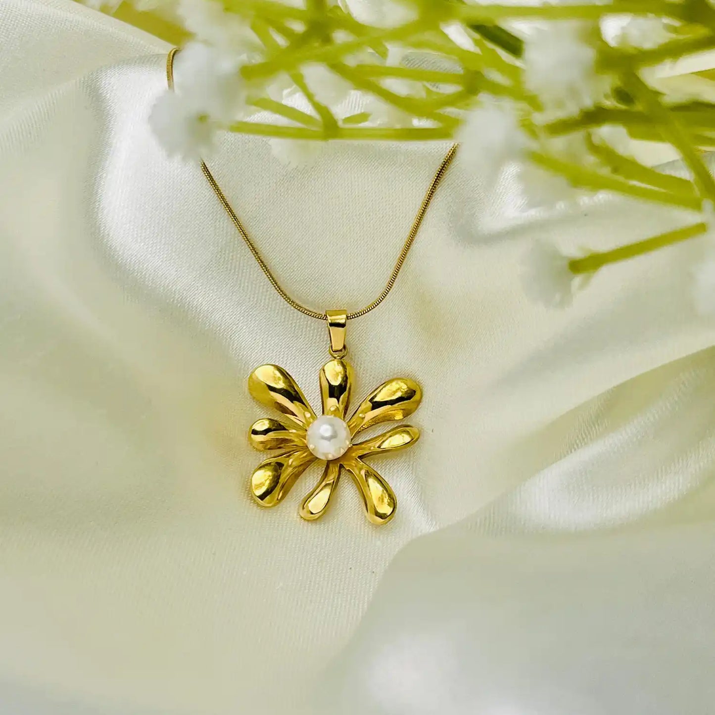 Beautiful Pearl Flower Pendant With chain