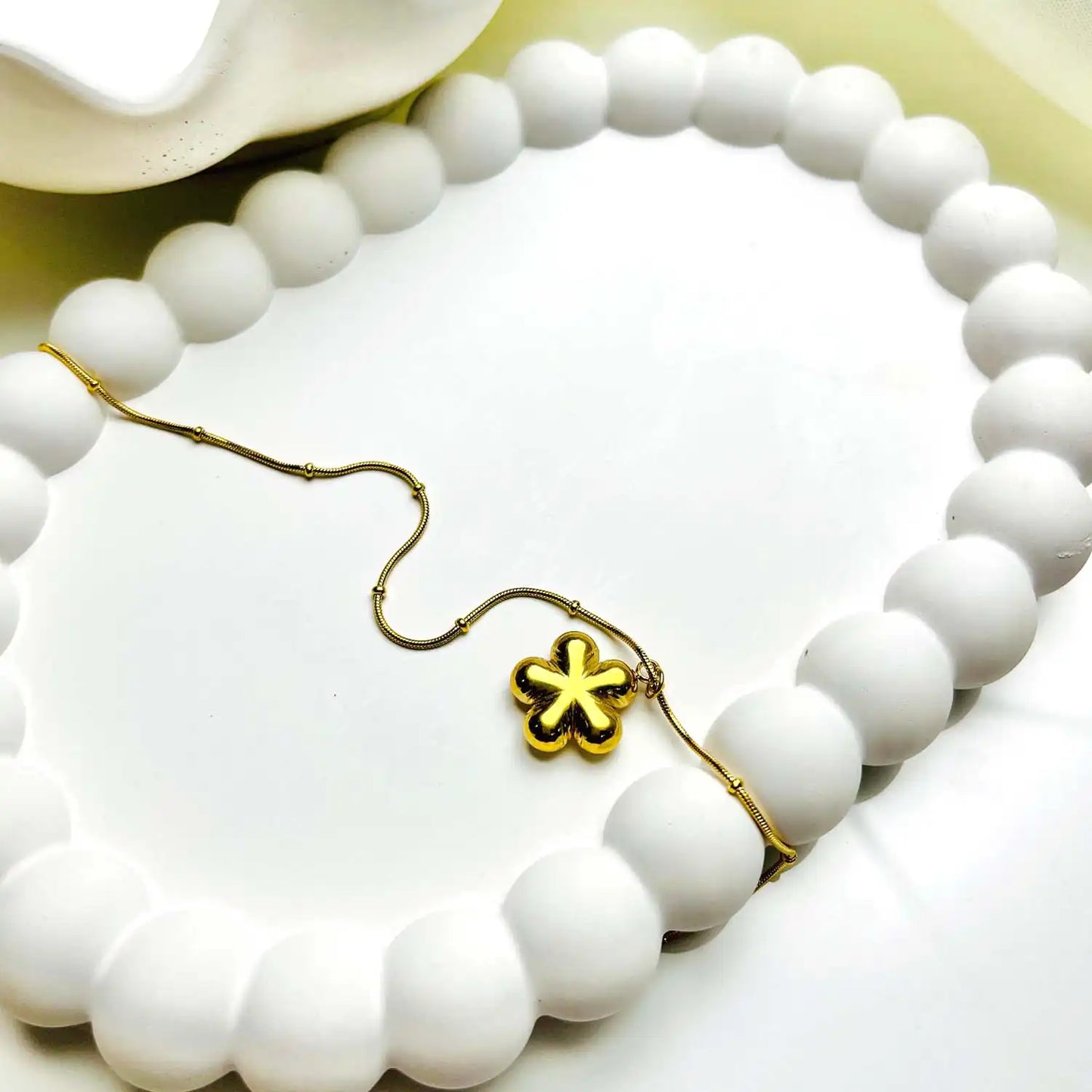 Beautiful Flower Shape Necklace