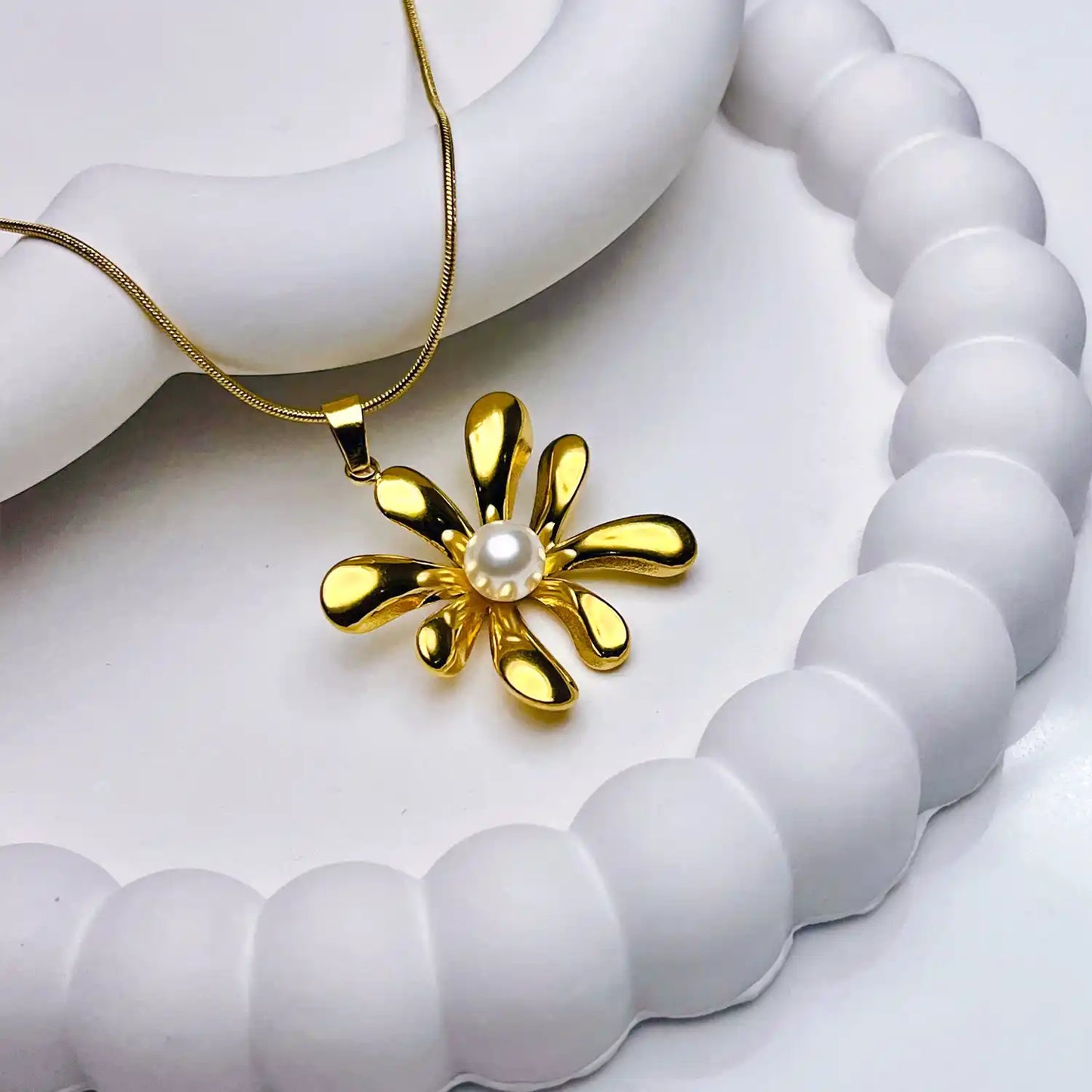 Beautiful Pearl Flower Pendant With chain