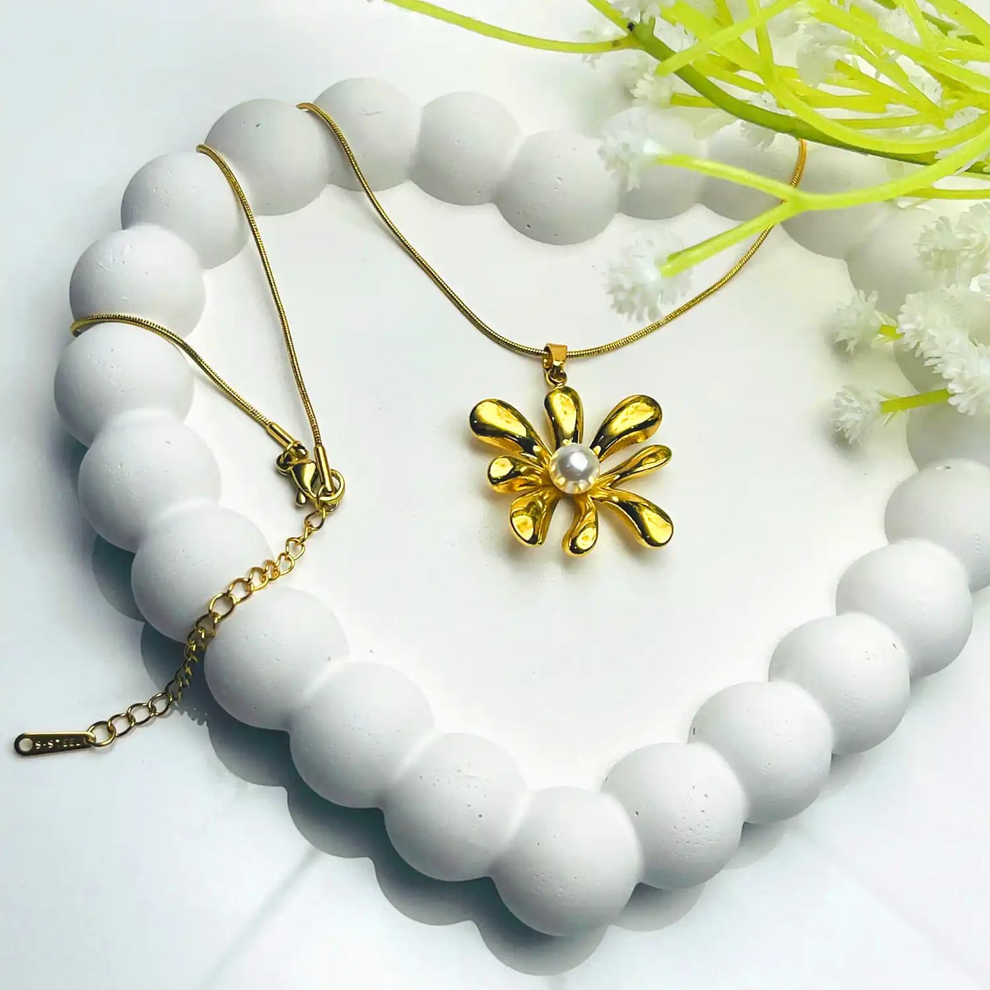 Beautiful Pearl Flower Pendant With chain