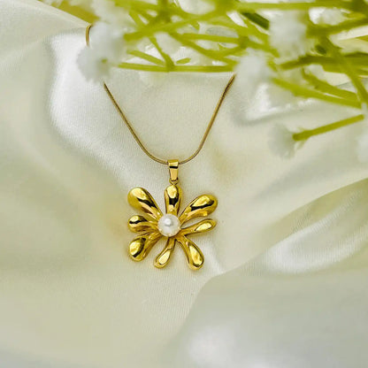 Beautiful Pearl Flower Pendant With chain