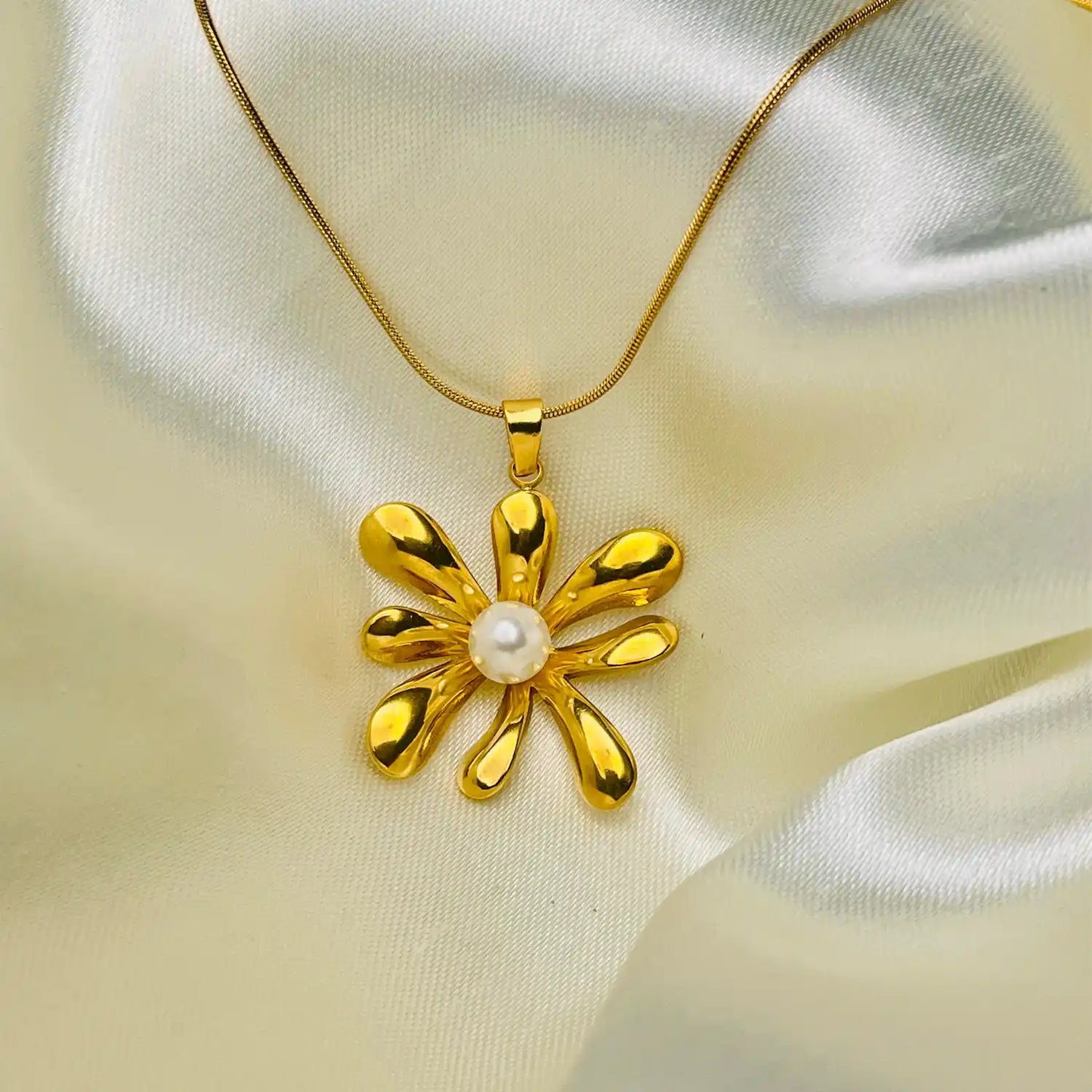 Beautiful Pearl Flower Pendant With chain