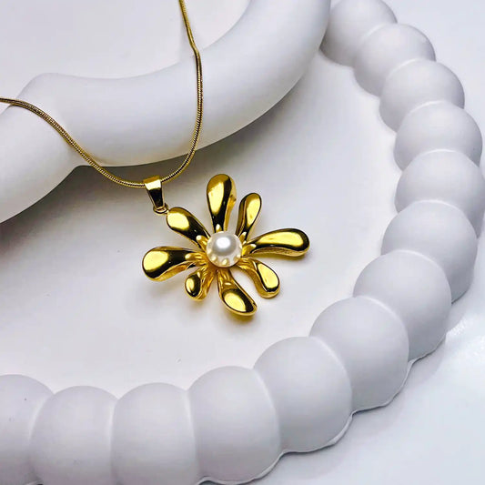Beautiful Pearl Flower Pendant With chain