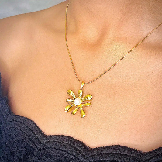 Beautiful Pearl Flower Pendant With chain